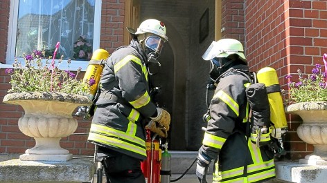 Mit Atemschutz gingen die Feuerkräfte in das Haus.